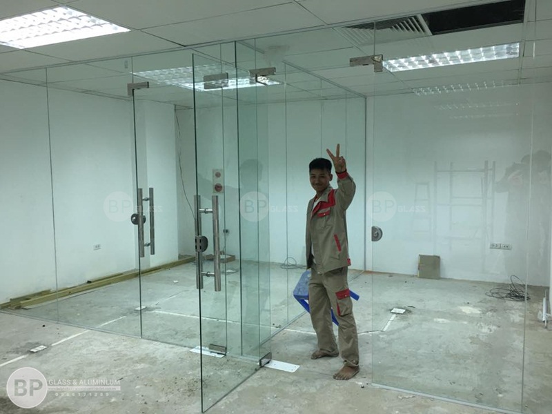 vách kính văn phòng , thi công vách kính văn phòng đẹp hiện đại